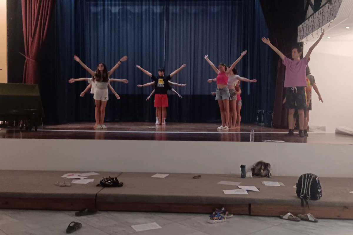 Theater workshop scene — expression and improvisation in education